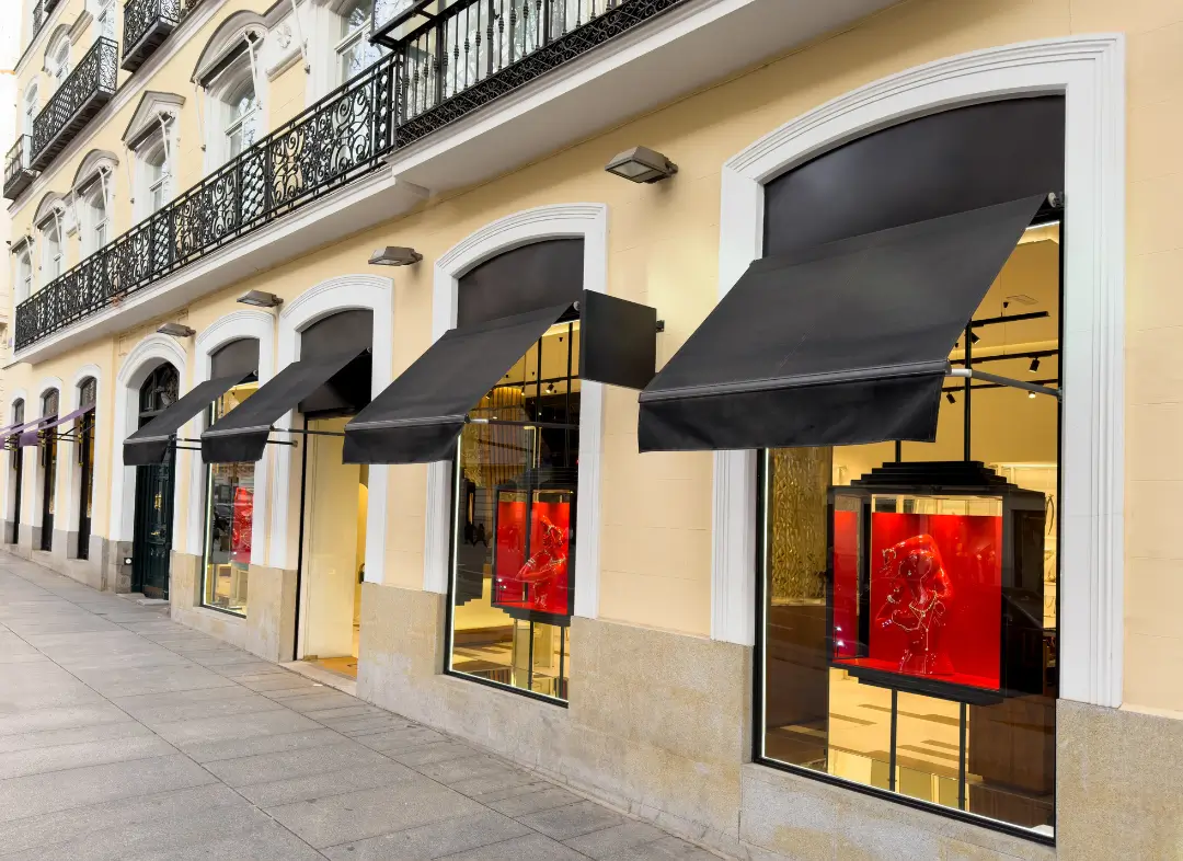 Façade vitrine de magasin en aluminium sur mesure à Pouzauges